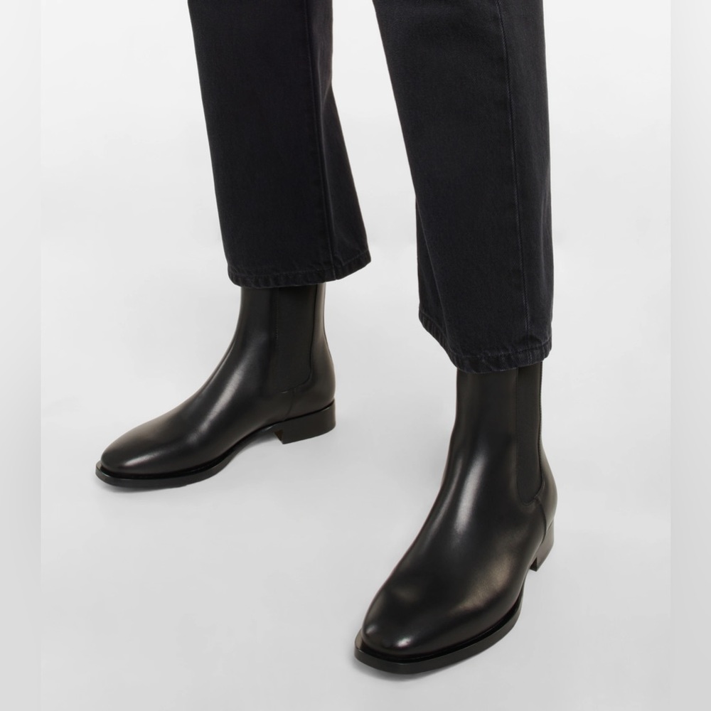• PRADA BLACK LEATHER CHELSEA BOOT SIZE 37 US 7 •